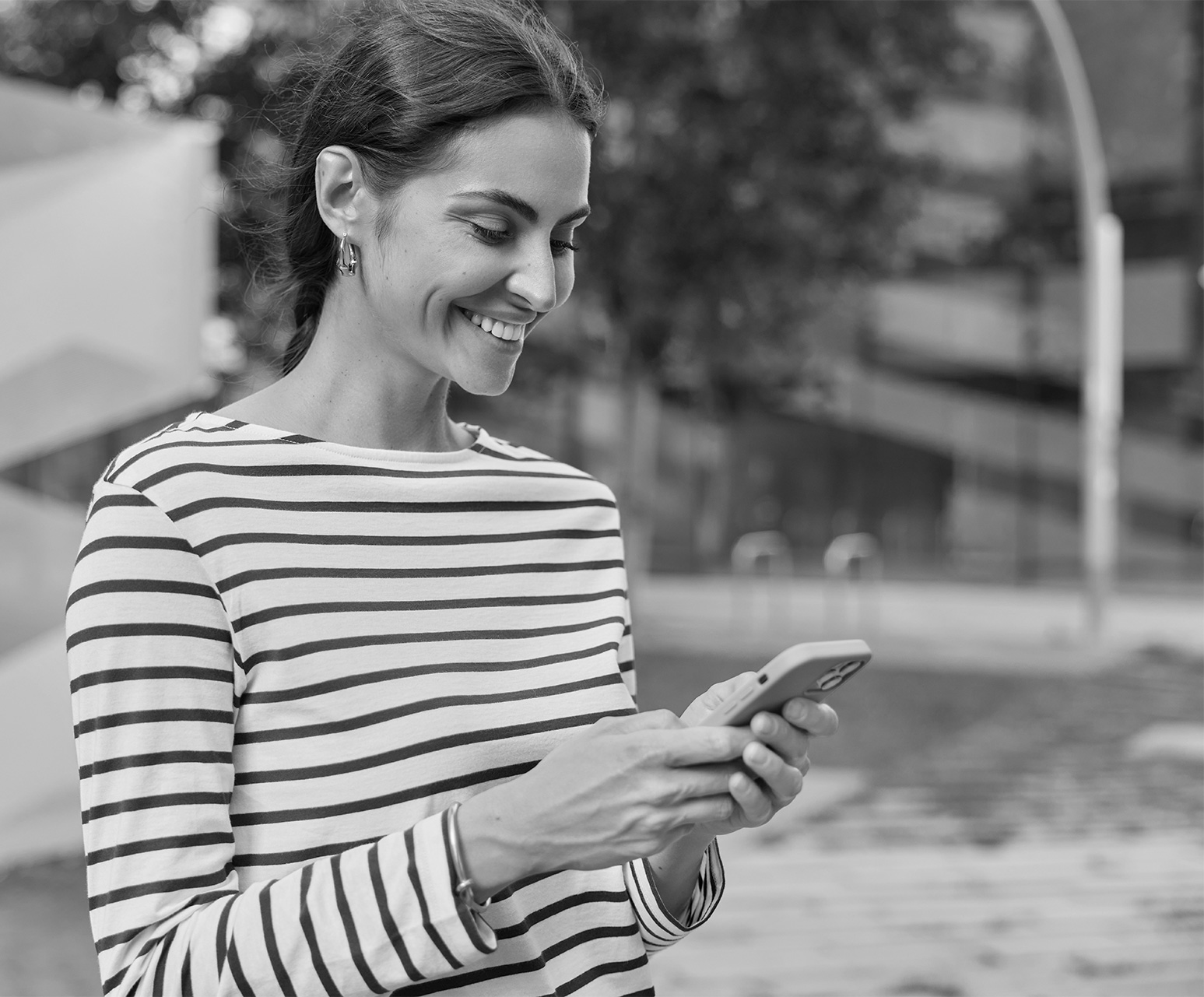 Mujer viajera usando su teléfono para comunicarse